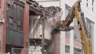 Demolition begins on buildings next to collapsed hotel