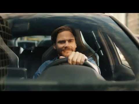 CUPRA Leon e-HYBRID : L'acteur hollywoodien Daniel Brühl joue le rôle principal du spot publicitaire