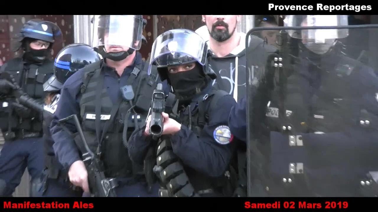 Manifestation Des Gilets Jaunes à Alès Le 02 03 2019 Crs Vise La Tête Avec Son Flas Ball