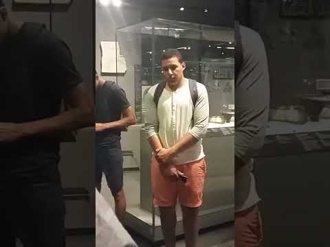 تلاوة في متحف اللوفر في باريس نشوان غالب سورة الانسان