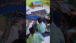 gemar membaca itu kereen ... 🥰