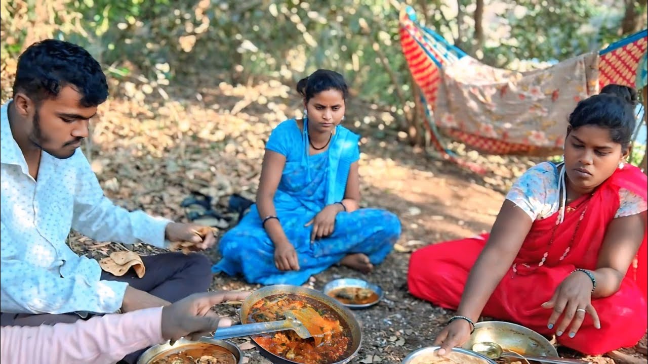 नदीवरची रेसिपी🥘खाण्याची मज्जाच वेगळी भाकरी आणि भात आणि माशांचं🐠कालवण जबरदस्त🤩