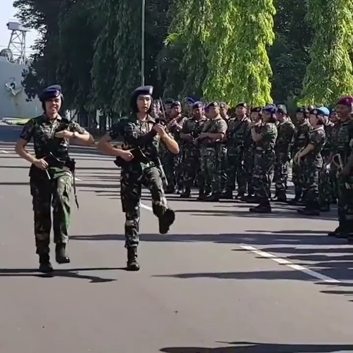 Komando Wanita TNI-AL Latihan Pasukan Baris Berbaris