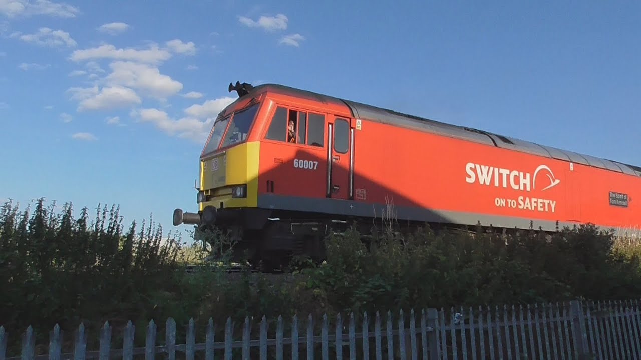 60007 & 60044 pass Gloucester Yard Jn with 6b47 Westerleigh to Robeston. 07/07/2018