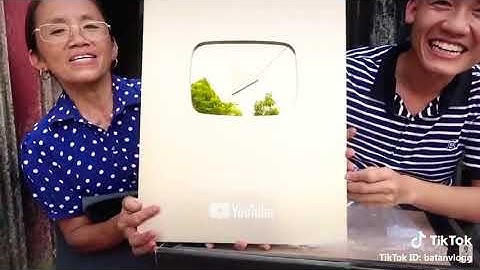 Bà Tân vlog nhận được nút vàng từ thằng cháu youtube