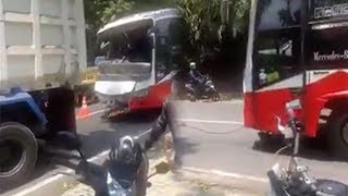 Detik-detik Bus Mundur Tak Terkendali karena Tali Derek Putus, Warga Tewas Tertabrak