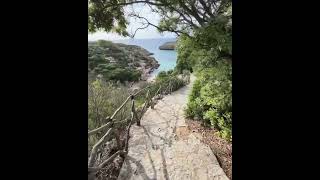 𝗖𝗔𝗟𝗔 𝗕𝗜𝗡𝗜𝗗𝗔𝗟𝗜, el refugio perfecto de 𝗠𝗘𝗡𝗢𝗥𝗖𝗔 entre Acantilados y Aguas Turquesas"