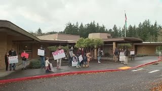 Parents rally to reopen Camas schools closed by pandemic