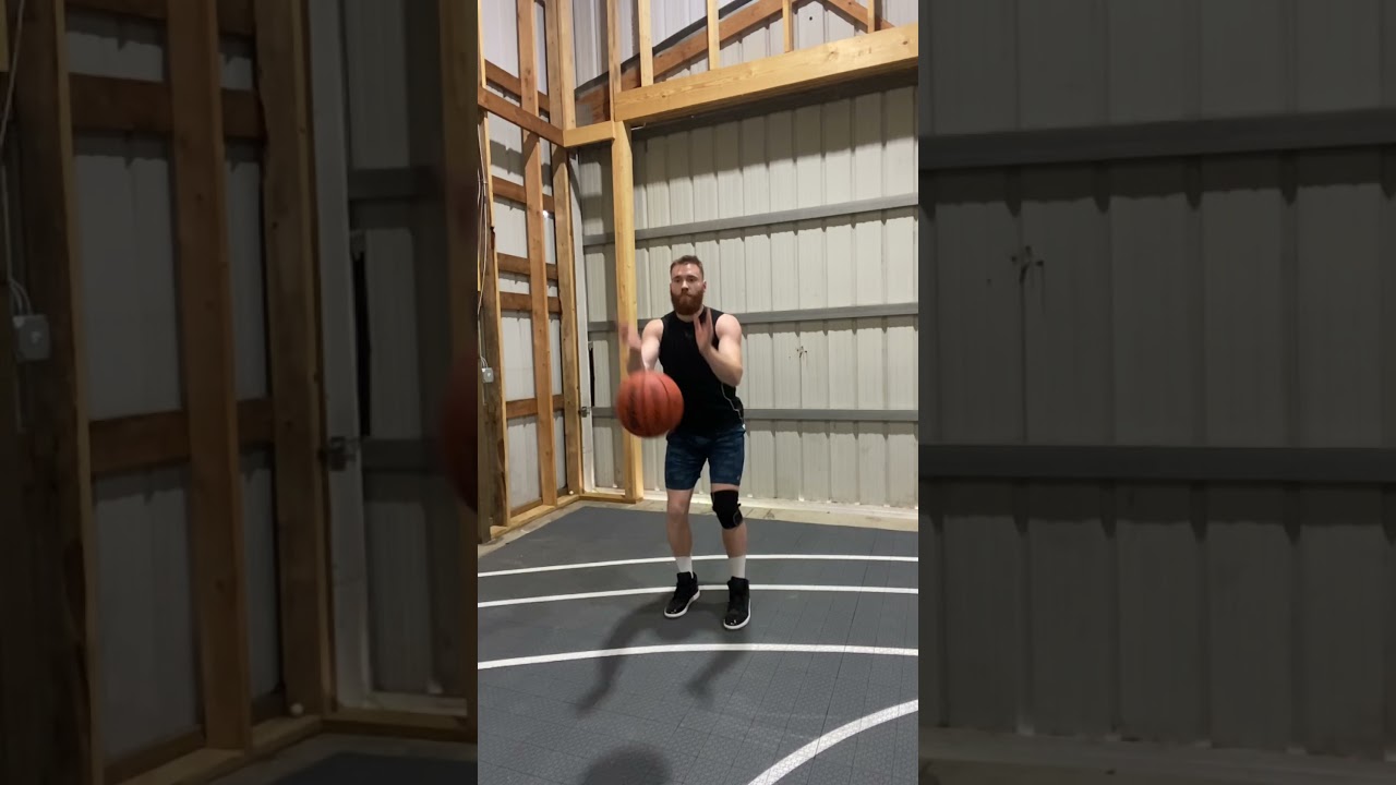 Fake jumpshot pass 😳 