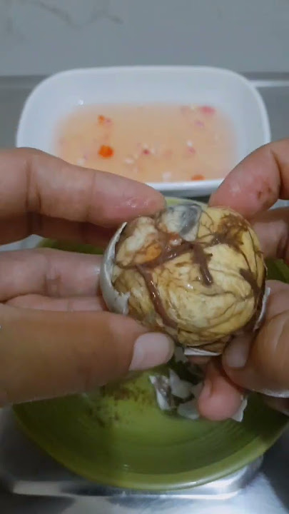 WHAT'S INSIDE THE BALUT | FERTILIZED DUCK EGG | FAMOUS FILIPINO STREET FOOD 🥚 #streetfood #shorts