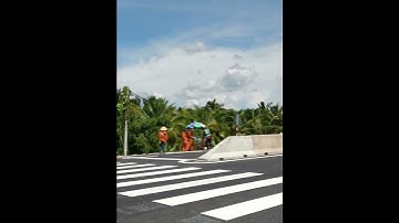 Hình ảnh của công nhân đang kẻ vạch đường lên cầu  rạch Miễu 2 #shorts #caurachmieu2