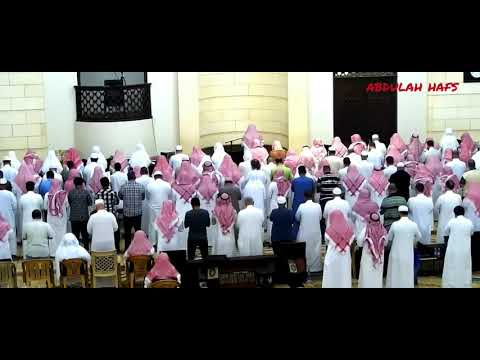 اصيب الامام بوعكة اثناء الصلاة فتراجع للوراء وحل محله المؤذن الذي ابهر الجميع بصوته