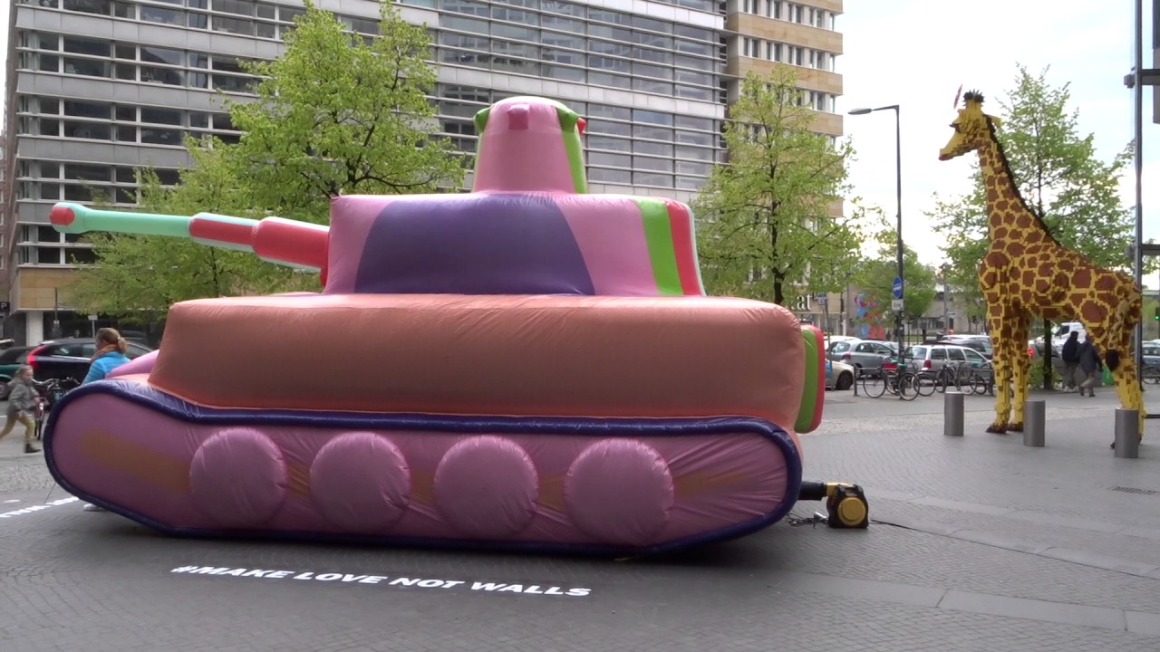 Компания Make Love, Not Walls от Diesel в Берлине