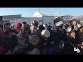 نازحون يتزاحمون للحصول على طعام من تكية خيرية في رابع أيام شهر رمضان في خان يونس جنوب قطاع غزة