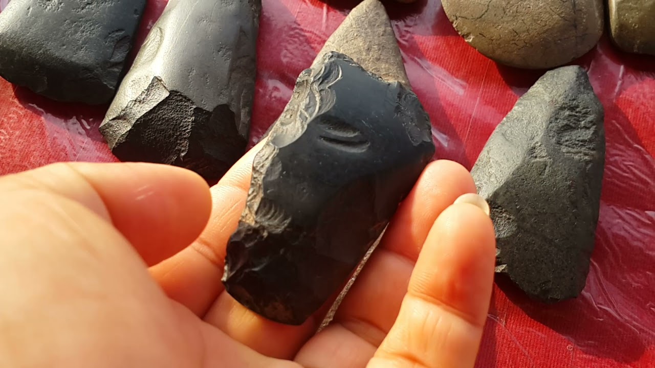 หินขวานฟ้าคนยุคโบราณเจอตามต้นไม้ใหญ่ที่โดนฟ้าผ่าและตามทุ่งนาที่มีฟ้าผ่าเชื่อกันว่าลงมาจากฟ้า@ขวานฟ้า