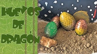 Huevos de dragón y dinosaurio con chinchetas