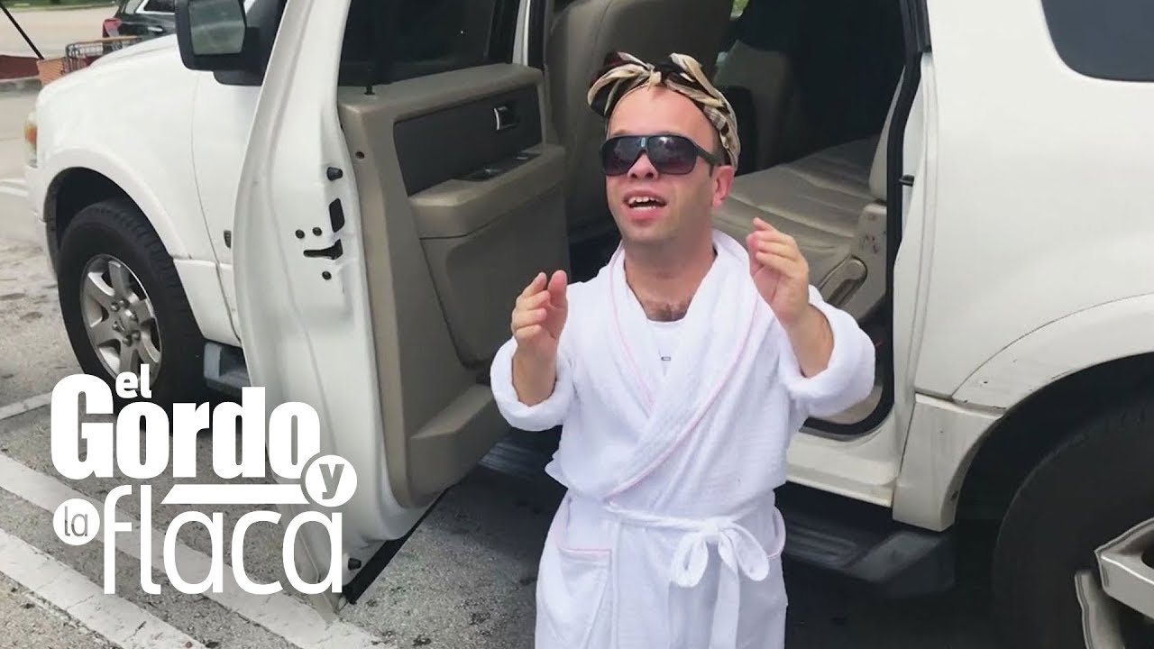 humor or humour Carlitos 'el productor' causó furor al pasear en bata en un centro comercial al estilo Cardi B | GYF