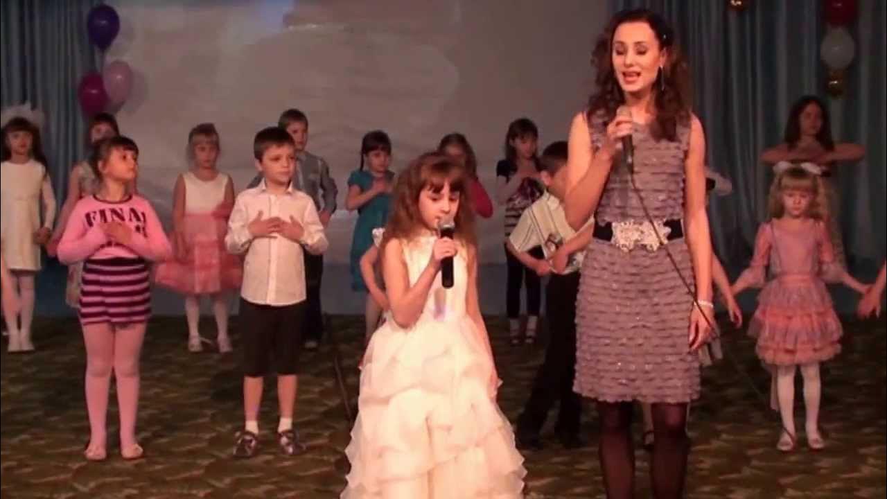 Моя мама люба самая крутая танец в детском саду. Дети поют мамочка моя. Ну здравствуй мамуля пою для тебя текст. Мама поет ребенку. Мама и дочь поют.