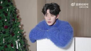 鄧為卷毛帥氣可愛藍色馬海毛毛衣柔軟溫暖珍珠耳墜優雅別致