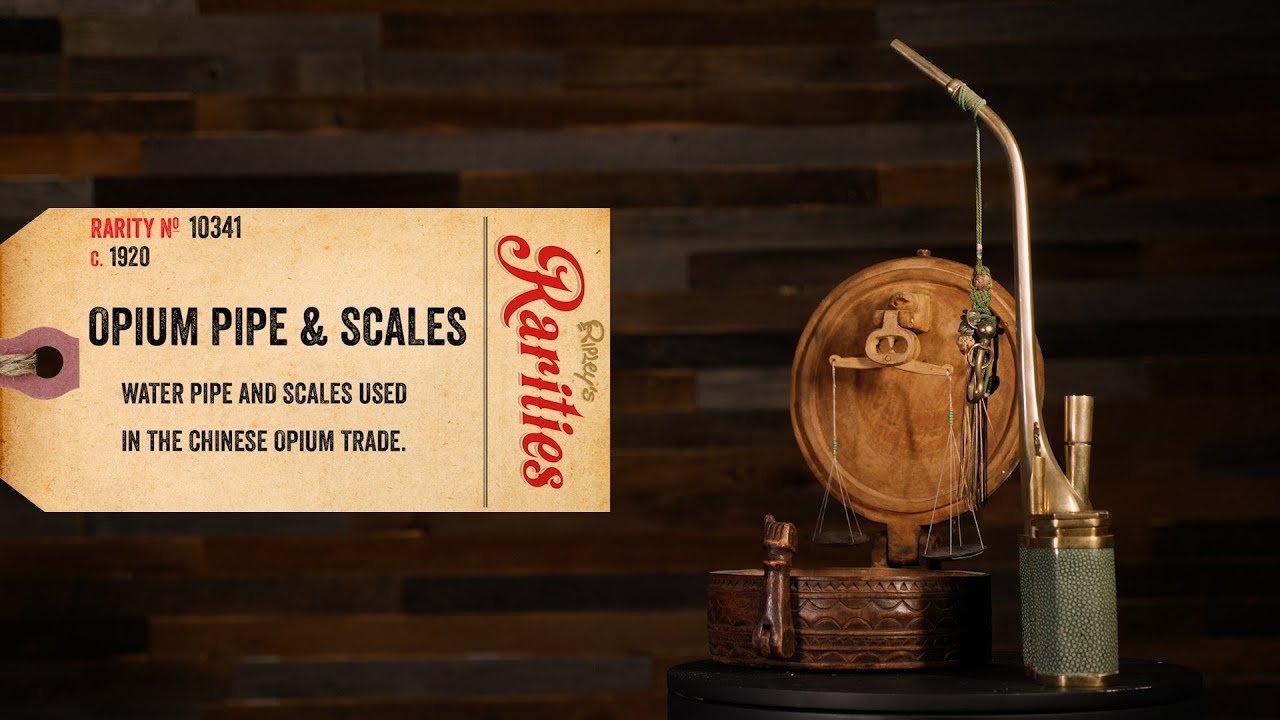 Опиумная трубка и весы — реликвии эпидемии в Китае.