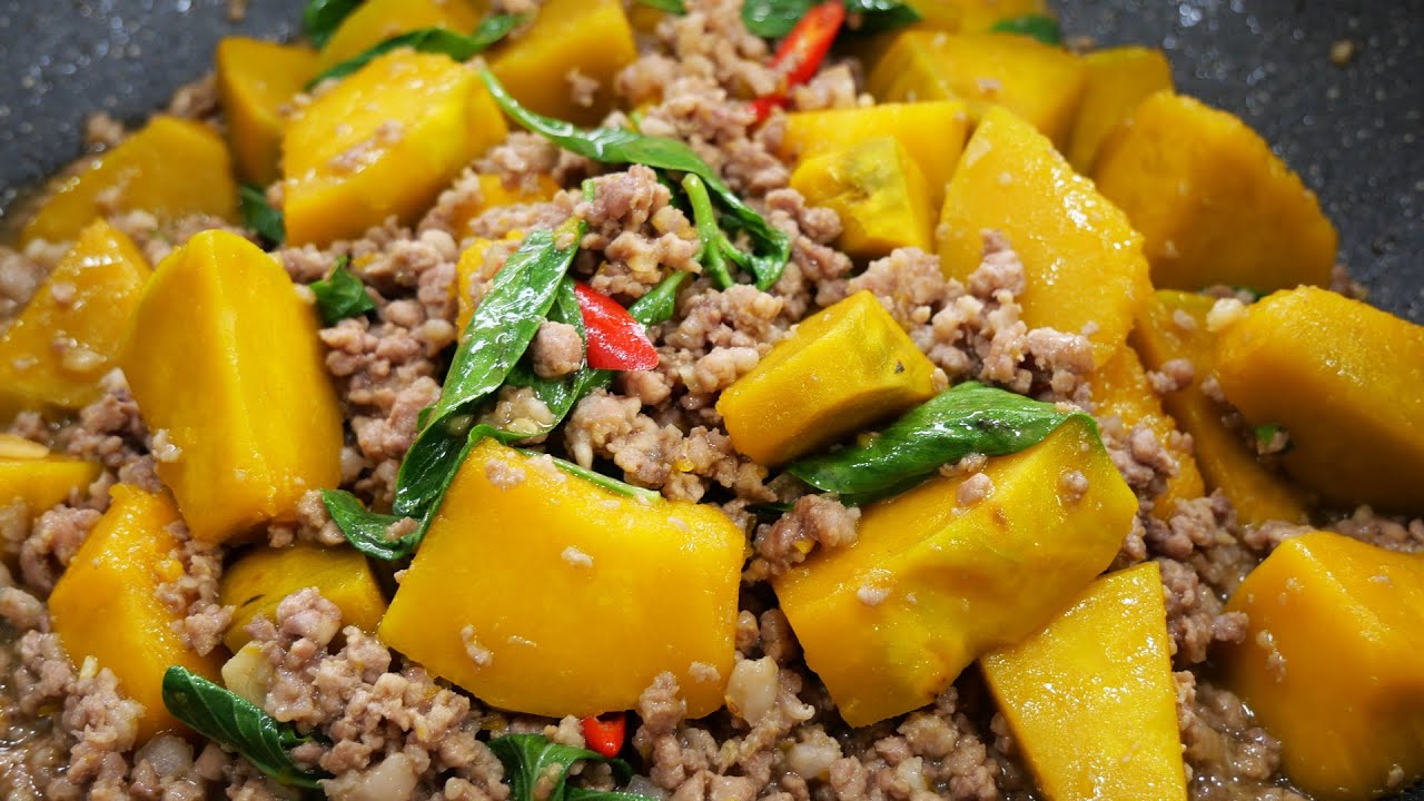 ผัดฟักทองหมูสับใบโหระพา อร่อยมาก