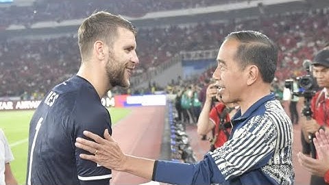 Usai Pertandingan Timnas Indonesia Vs Australia | Presiden Jokowi Menyalami Maarten Paes