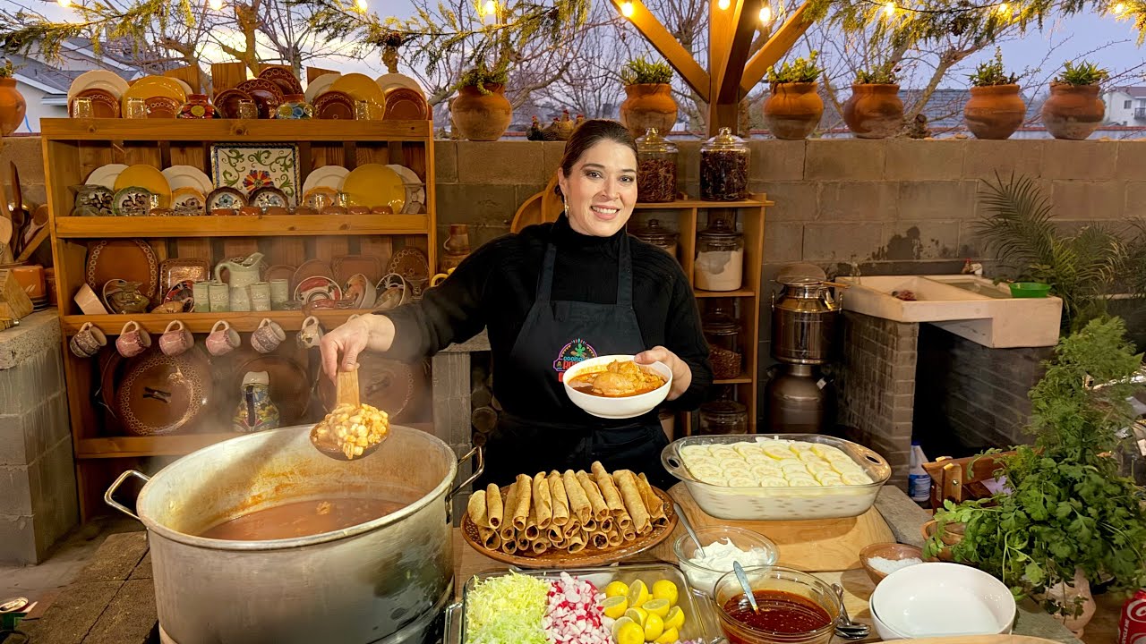 POZOLE ROJO CON POLLO, TAQUITOS DE POLLO, Y CARLOTA DE GUAYABA!