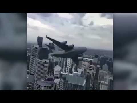 مجموعه ای از پروازهای جت های جنگنده در ارتفاع خیلی خیلی پایین