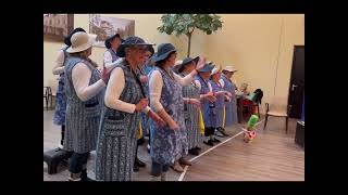 De Wandelclub Door Huisvrouwenkoor De Dekselse Meiden O.l.v. Louise Prins