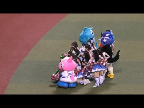 つば九郎&ドアラ、みんなと記念撮影