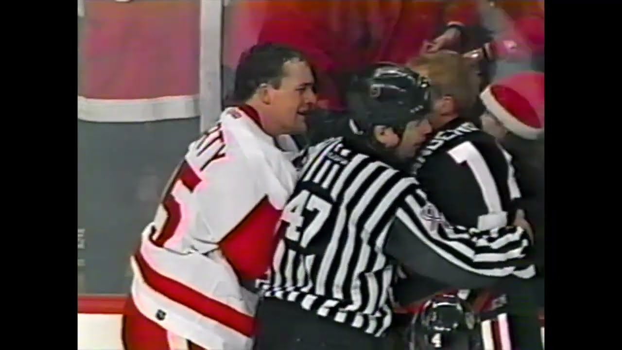 Darren McCarty vs Ryan VandenBussche