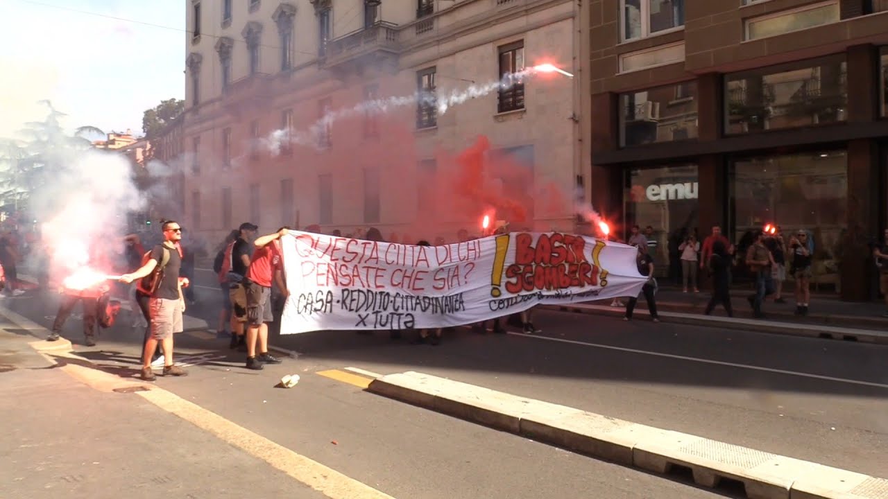 Milano, corteo per il Leoncavallo. Lancio di petardi e fumogeni contro la prefettura