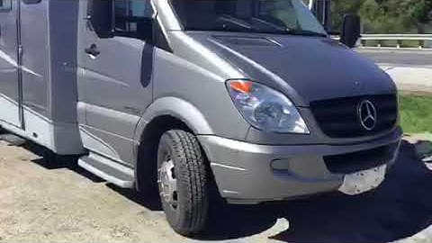 Pre-Owned 2010 Unity Leisure Travel Free Flight U24CB with Rebecca Newhouse