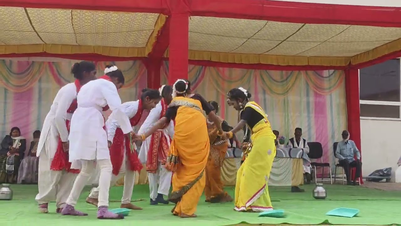 मेरे देश की धरती सोना उगले, उगले हीरे मोती...