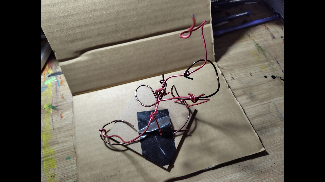 針金作品「イエローの世界」／a wire work 