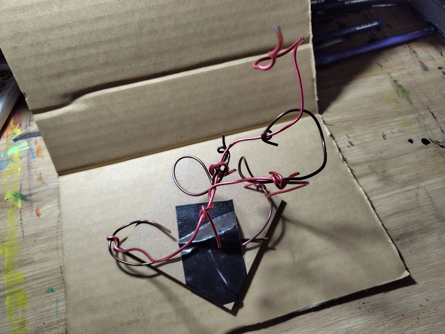 針金作品「イエローの世界」／a wire work 