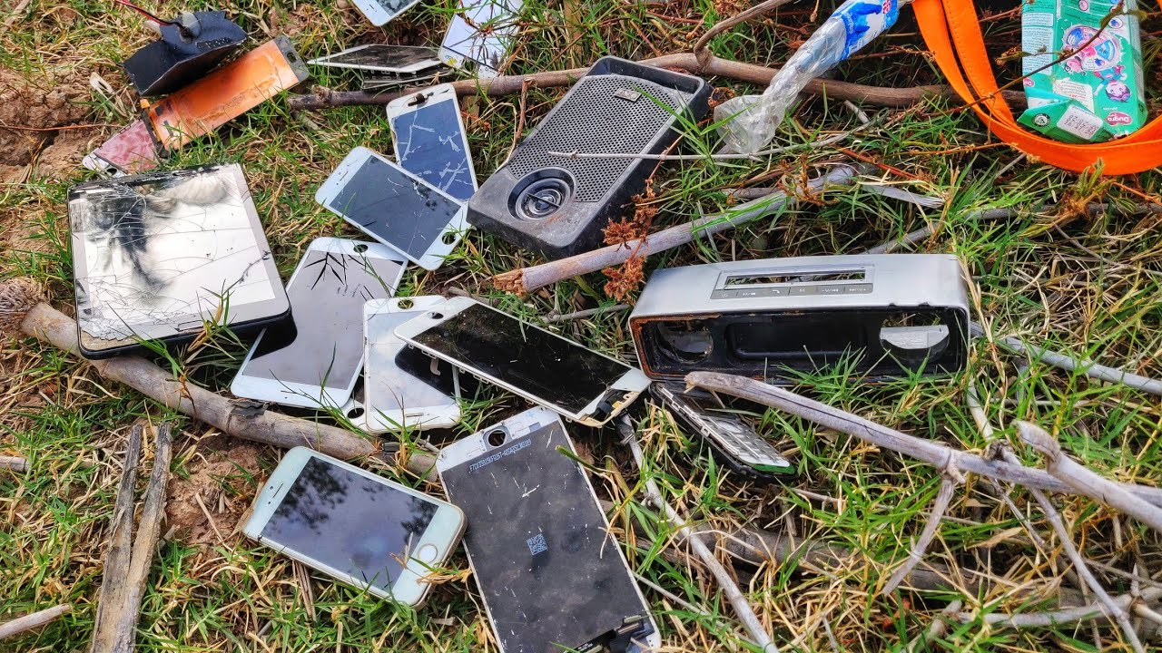 Look for old touch phone in LCD trash can || Restoration old touch Phone Iphone 5 2021😍