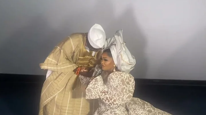 SEE HOW MERCY AIGBE KNEELS DOWU TO APPRECIATE HER HUSBAND AT THE PREMIERE OF ADAOMO DADDY