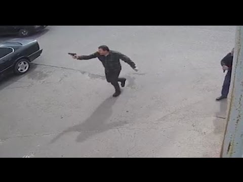 „ქართული ოცნების“ დეპუტატი იარაღით ხელში - ენზელ მკოიანი მოქალაქეს მისდევს