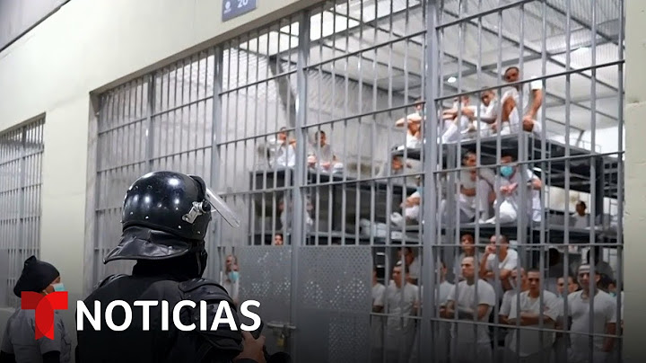 Así duermen y se bañan miles de presos en la polémica megacárcel de Bukele | Noticias Telemundo