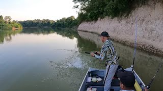 Pescando de todas las especies en el río L , el río con más caimanes en Colombia.