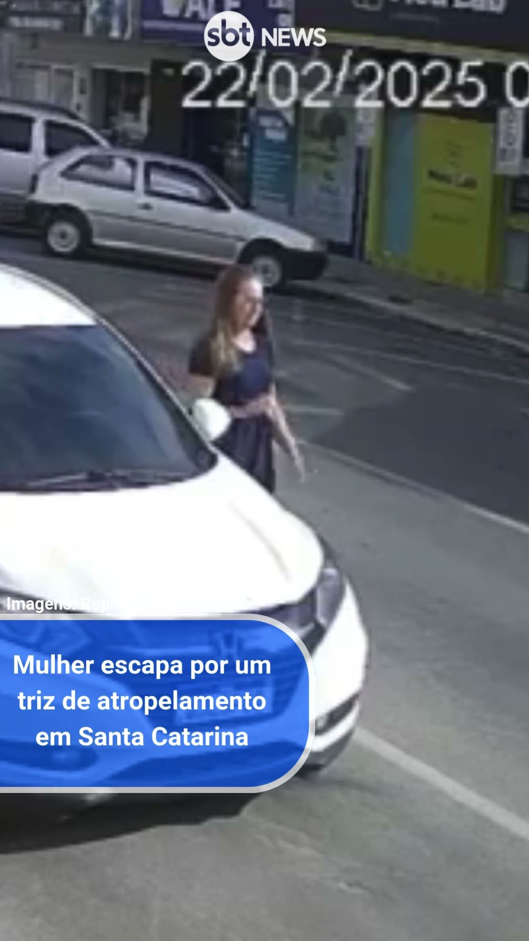 Imagem impressionante: mulher escapa por um triz de atropelamento em SC