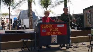 singers at the cherry auction Fresno,Ca  2 cantantes en un remate