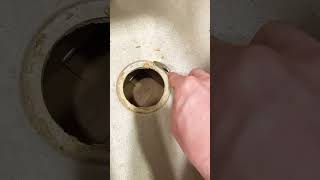 Replacing the kitchen sink strainer in 60 seconds