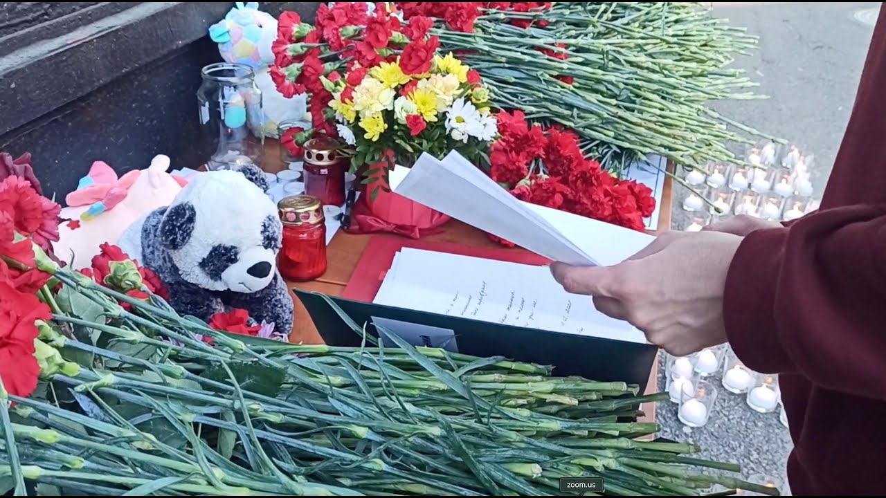 Россияне несут цветы к памятнику Леси Украинки. Кому несут цветы в Москве. Богомаз приносит соболезнования семьям погибших на Украине показать.