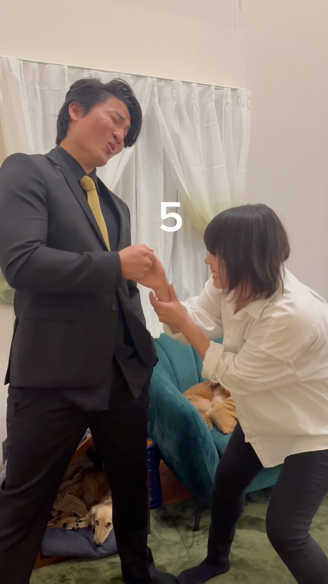 thumb war