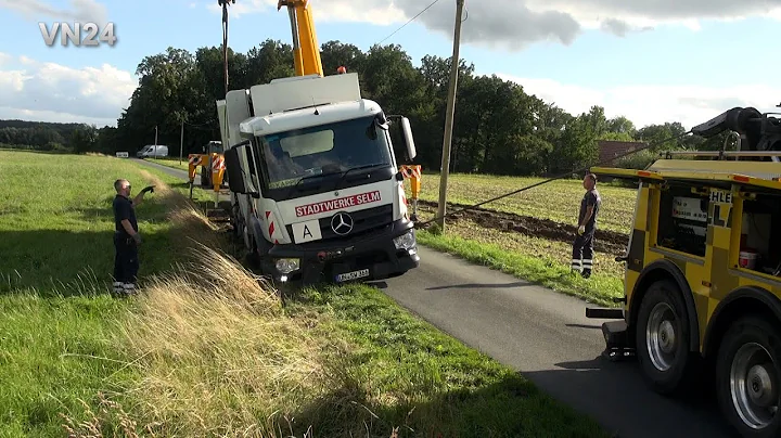 VN24 - Cyclist forces 24t garbage truck into ditch - recovery with crane and winch