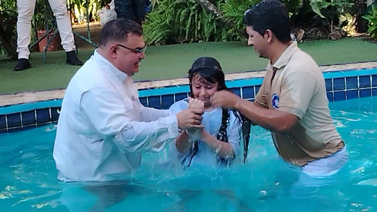 Bautismo bíblico en el nombre de Jesucristo de la hermana Lorenz Esther Chávez Garay.
