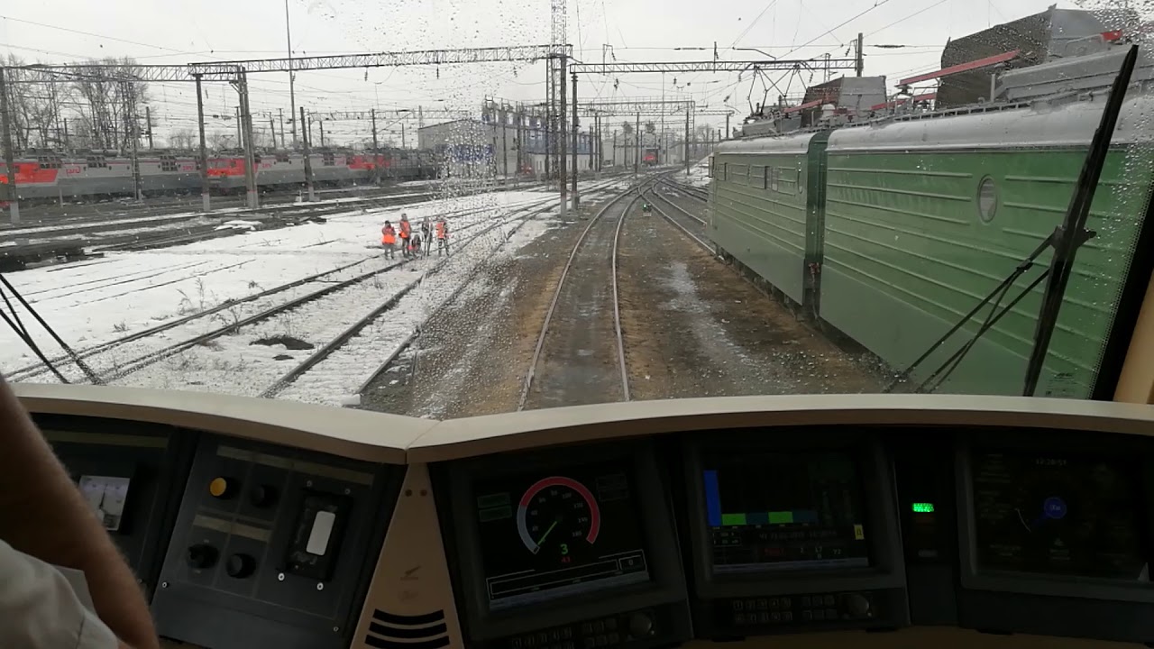 Поезд вид машиниста видео. Вл 10 вид из кабины. Кабина электровоза вл80с. Вл80с кабина машиниста.