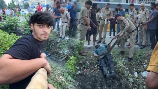Om Ne Dead Body Nikali Police Ke Samne 😲 Naali Se | Shocking Police Reaction